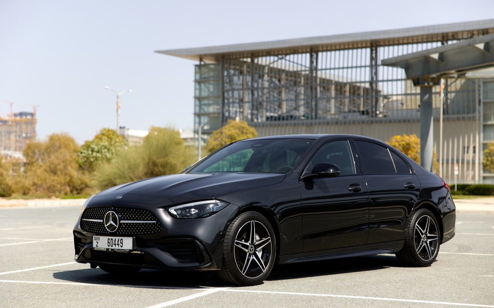 Negro Mercedes C200 en alquiler en Sharjah