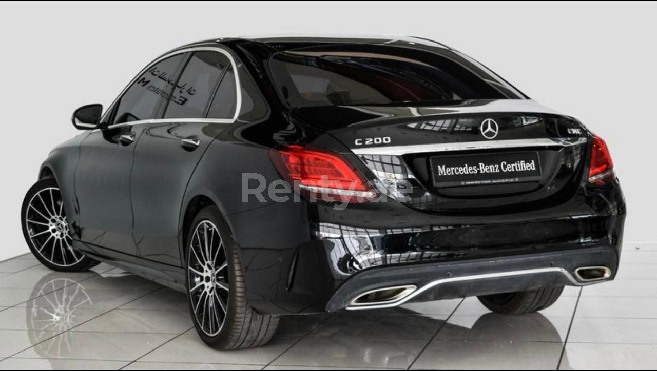 Negro Mercedes C Class en alquiler en Abu-Dhabi 3