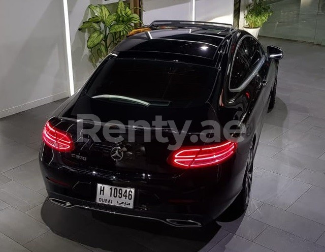 أسود Mercedes C300 Coupe للإيجار في دبي 1