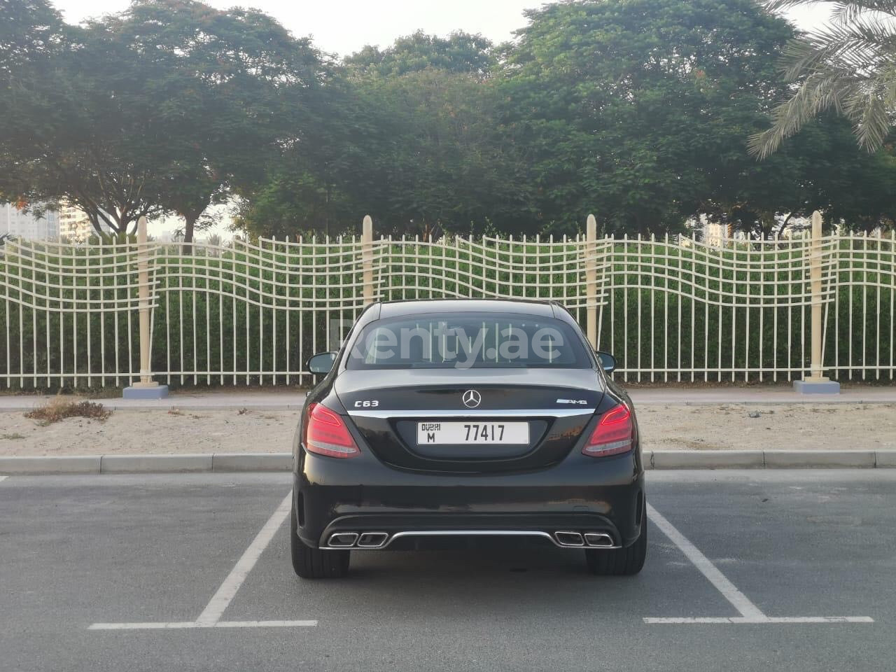 Schwarz Mercedes C63 AMG specs zur Miete in Dubai 4