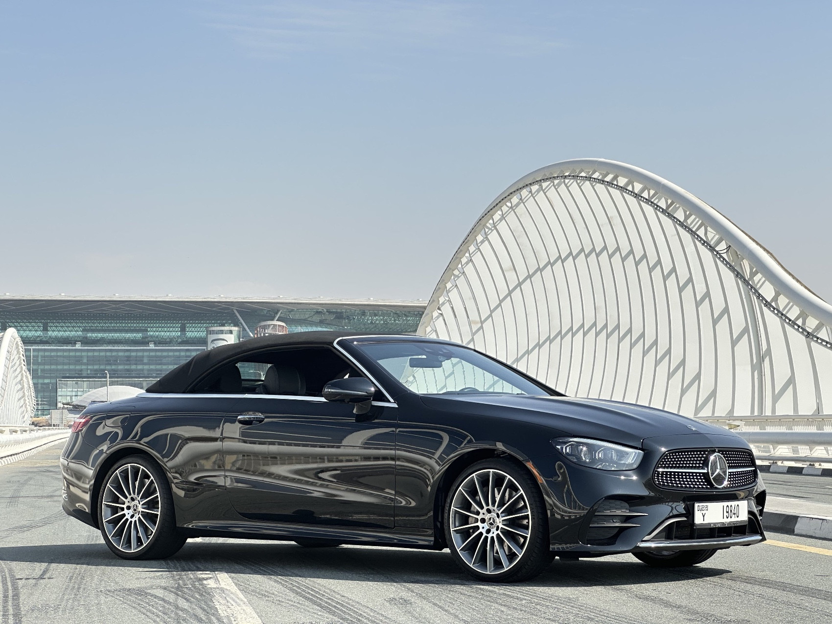 Schwarz Mercedes AMG E450 convertible zur Miete in Abu-Dhabi 6