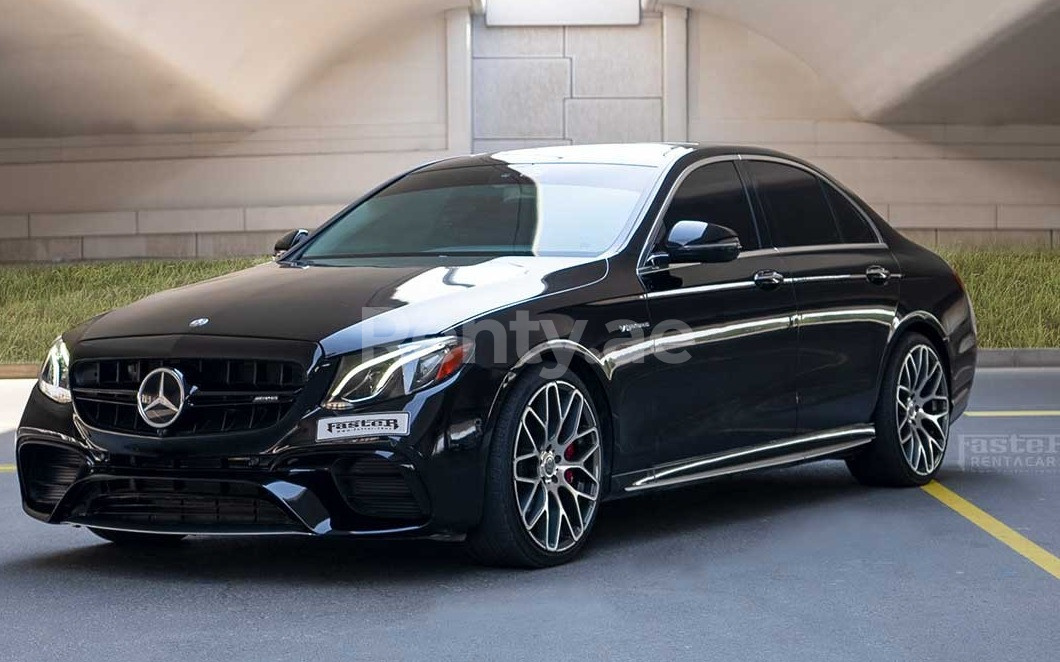 أسود Mercedes E Class للإيجار في دبي