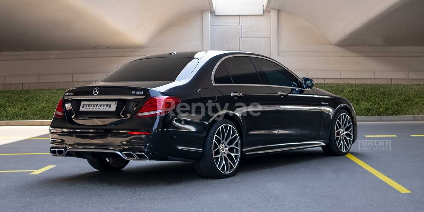 Schwarz Mercedes E Class zur Miete in Sharjah 0