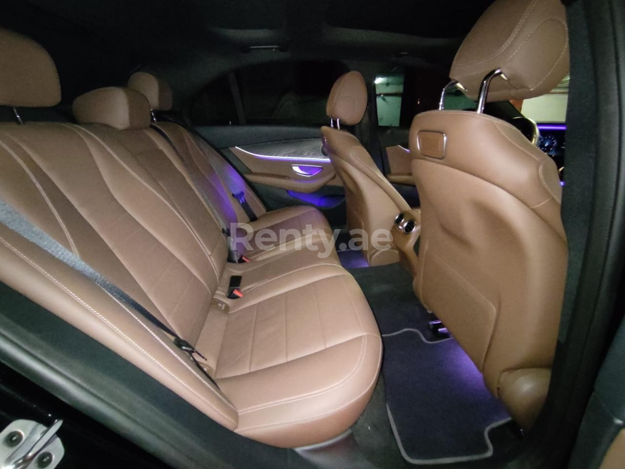 أسود Mercedes E300 Class للإيجار في دبي 3