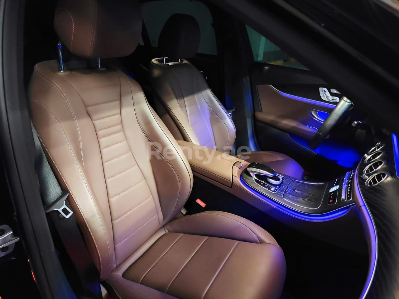 أسود Mercedes E300 Class للإيجار في دبي 4