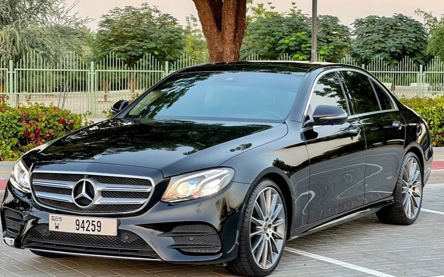 Negro Mercedes E Class en alquiler en Sharjah