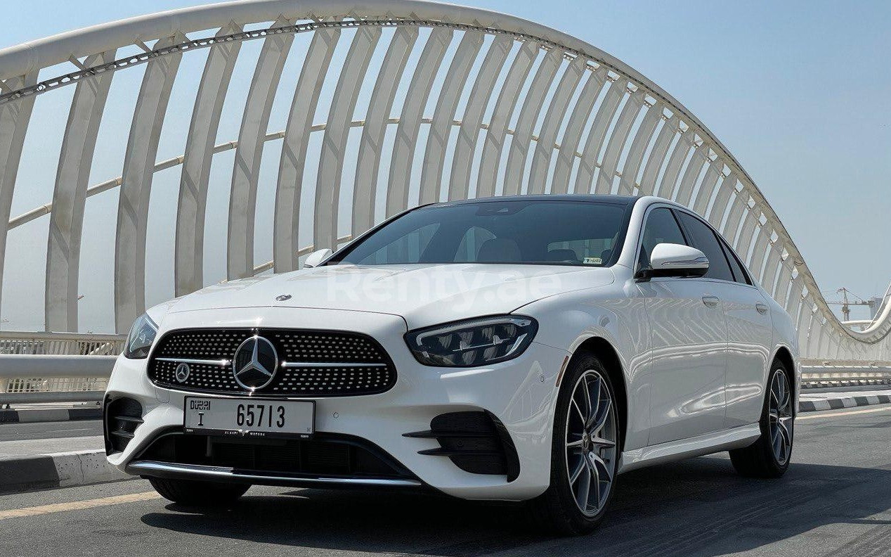 Blanco Mercedes E Class en alquiler en Sharjah