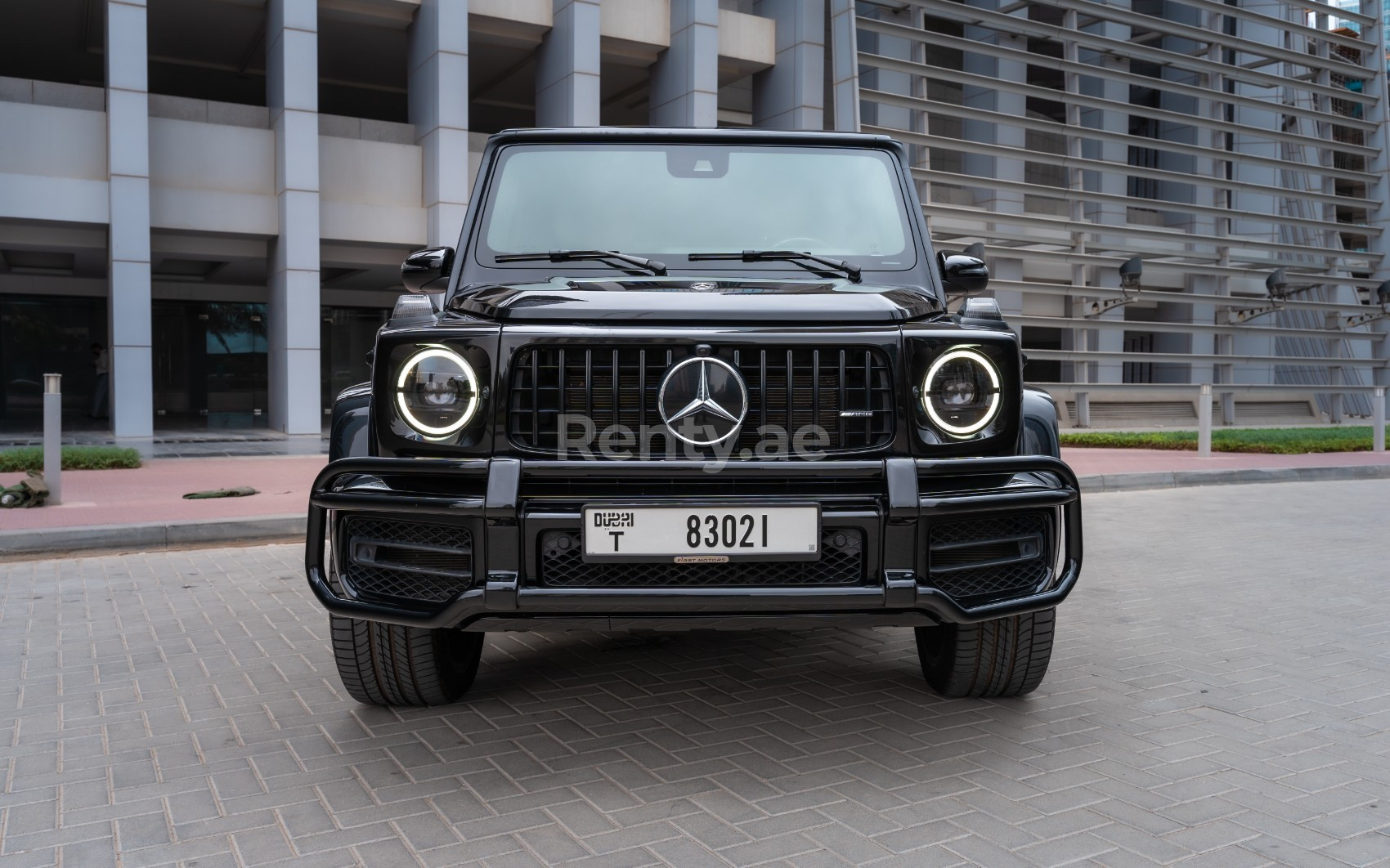 Negro Mercedes G63 AMG en alquiler en Sharjah 0