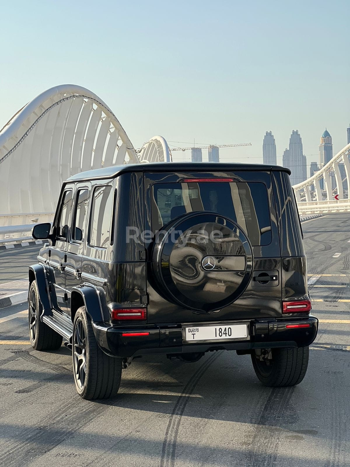 Negro Mercedes G63 AMG en alquiler en Abu-Dhabi 0