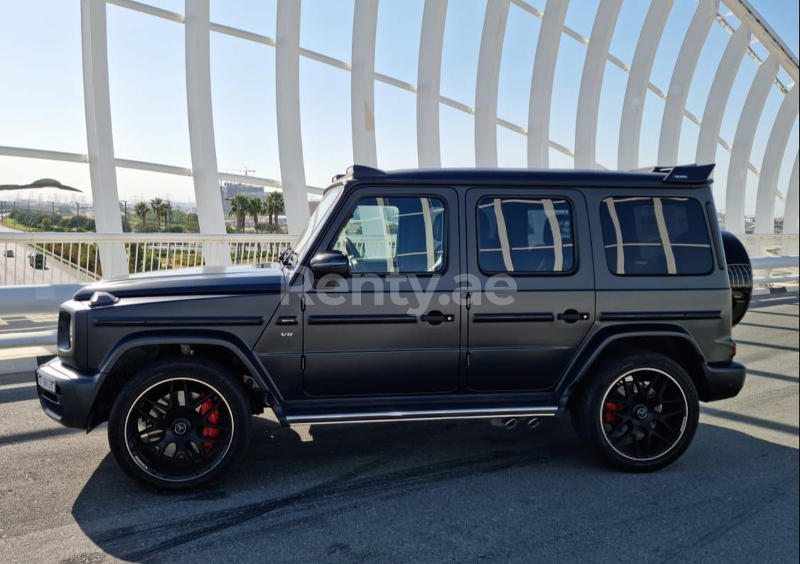 Noir Mercedes G63 Brabus kit en location à Dubai 0