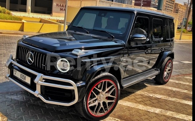 Negro Mercedes G class en alquiler en Sharjah