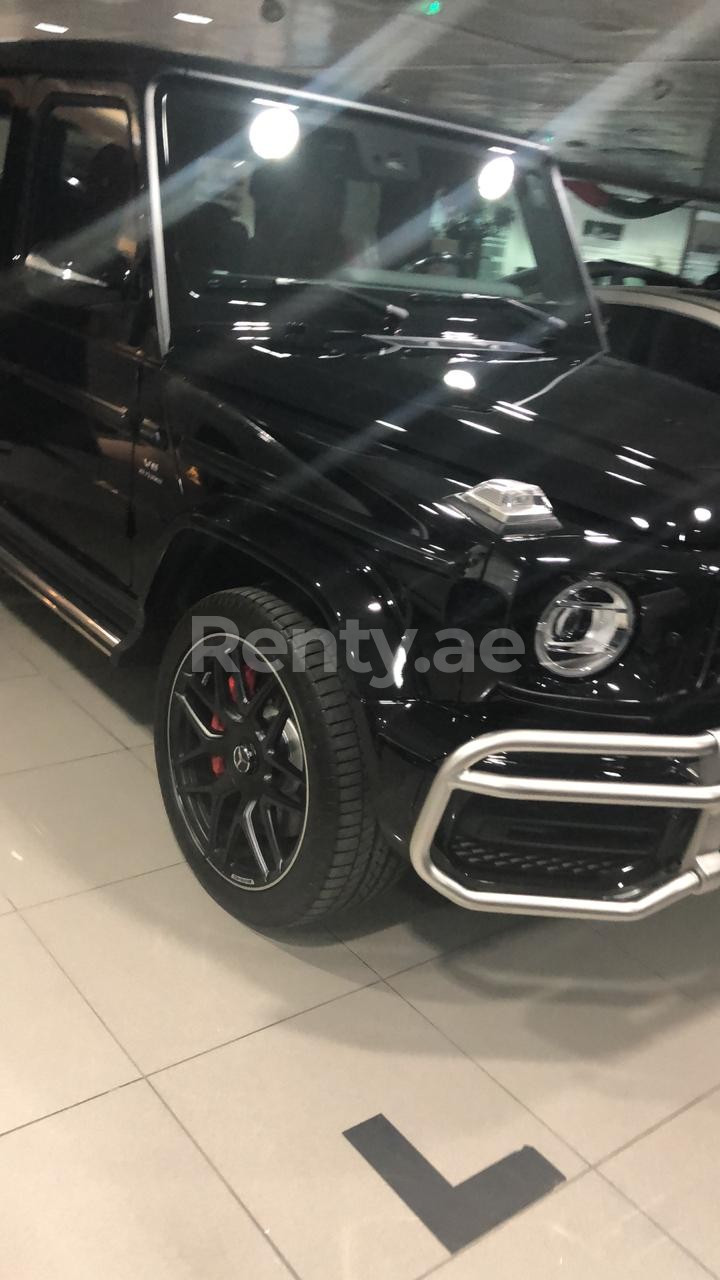 Blanco mercedes G63 en alquiler en Abu-Dhabi 4