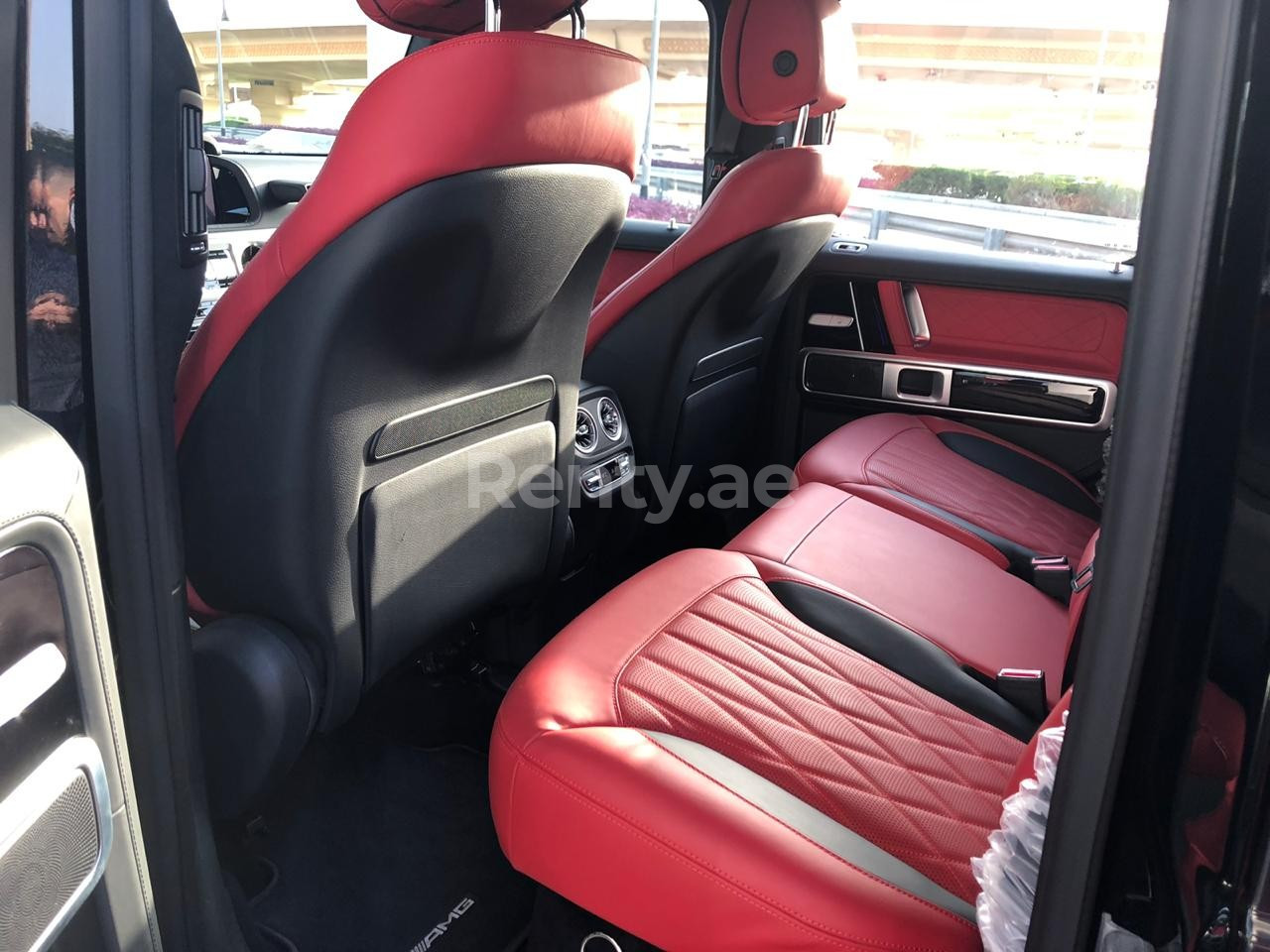 Weiß mercedes G63 zur Miete in Dubai 7