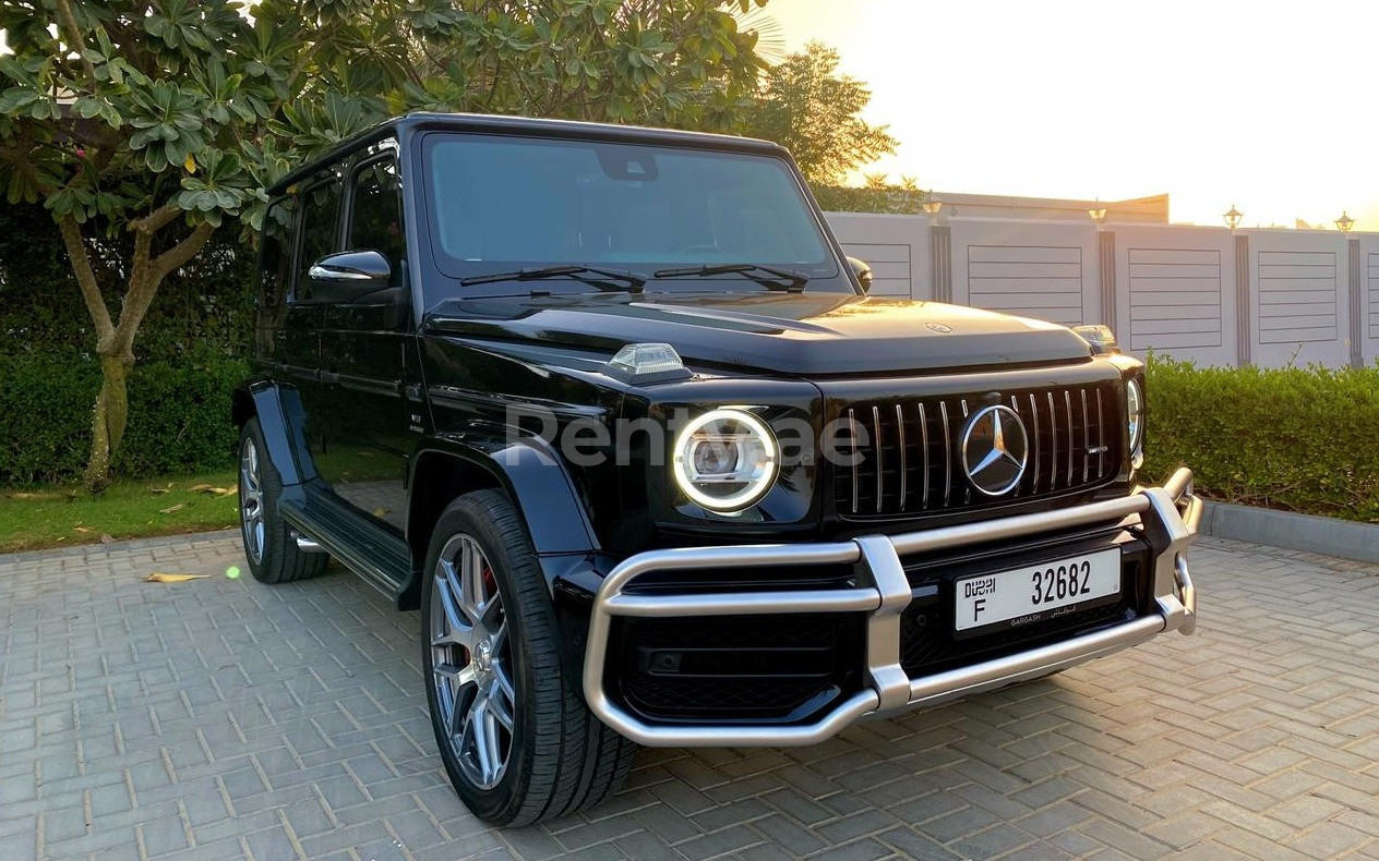 Negro Mercedes G63 en alquiler en Sharjah