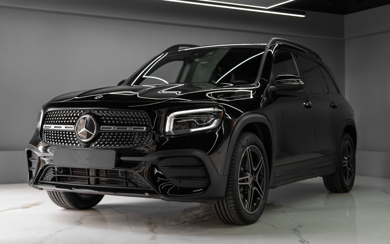 أسود Mercedes GLB 200 للإيجار في أبو ظبي