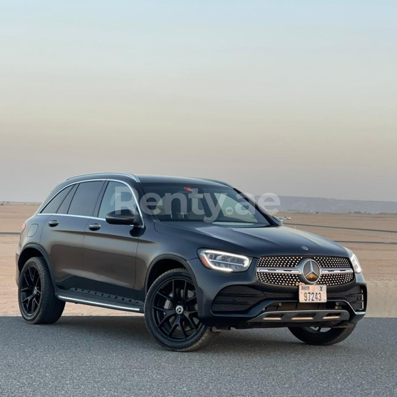 اللون الرمادي Mercedes GLC للإيجار في أبو ظبي 0