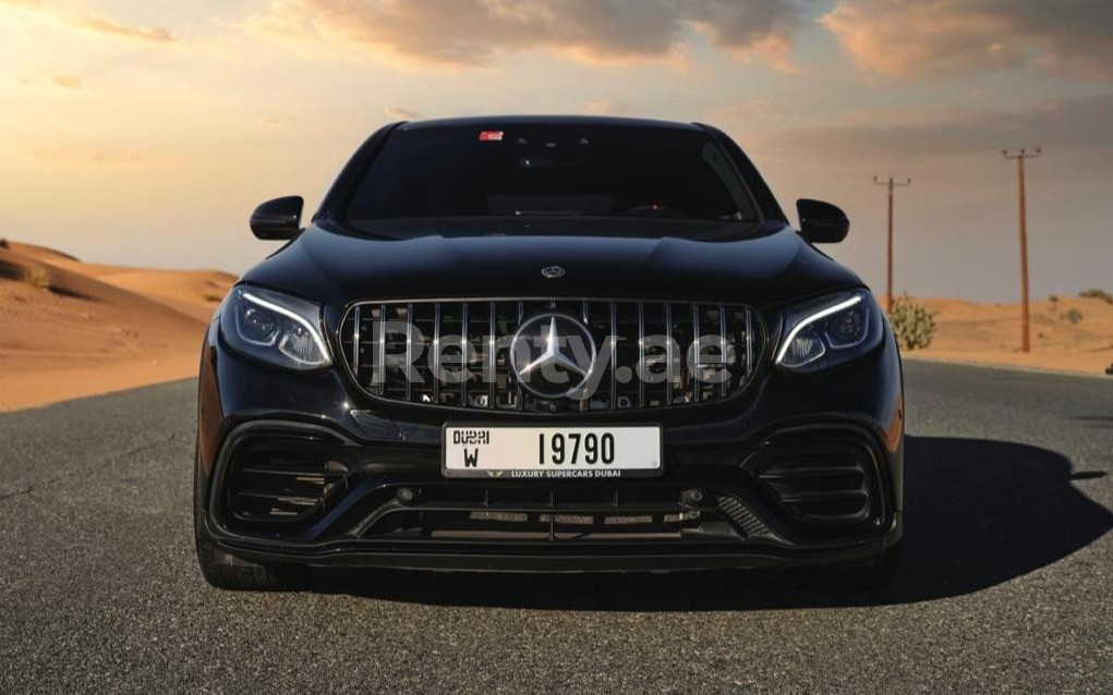 Negro Mercedes GLC-S en alquiler en Sharjah