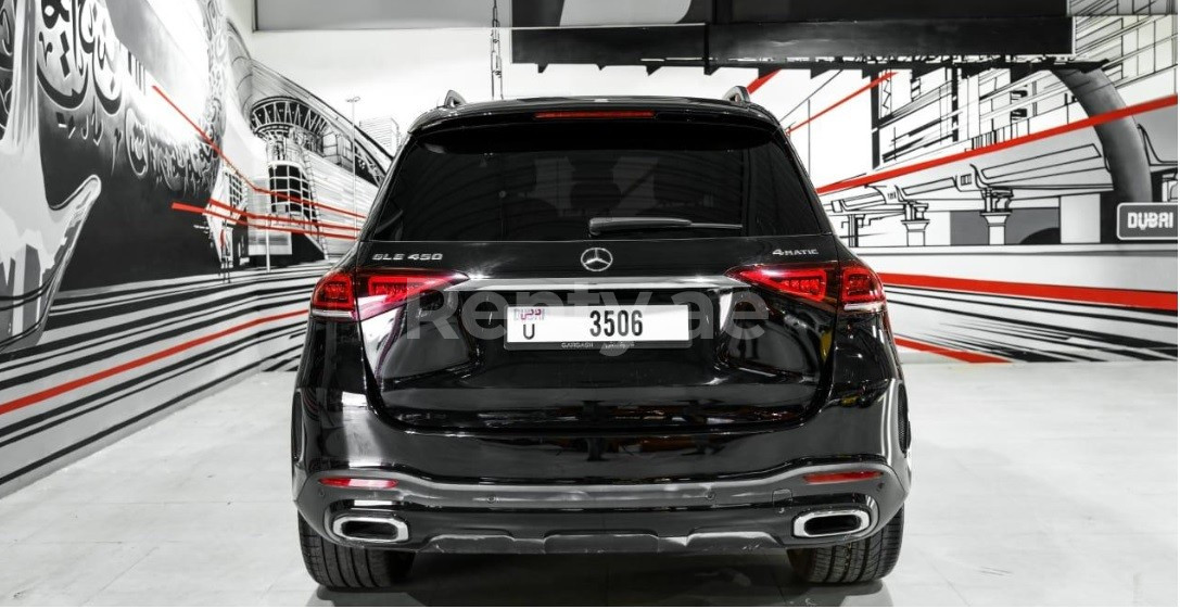 Negro Mercedes GLE 450 AMG en alquiler en Sharjah 1