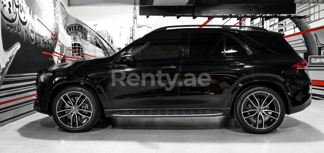 Schwarz Mercedes GLE 450 AMG zur Miete in Abu-Dhabi 2