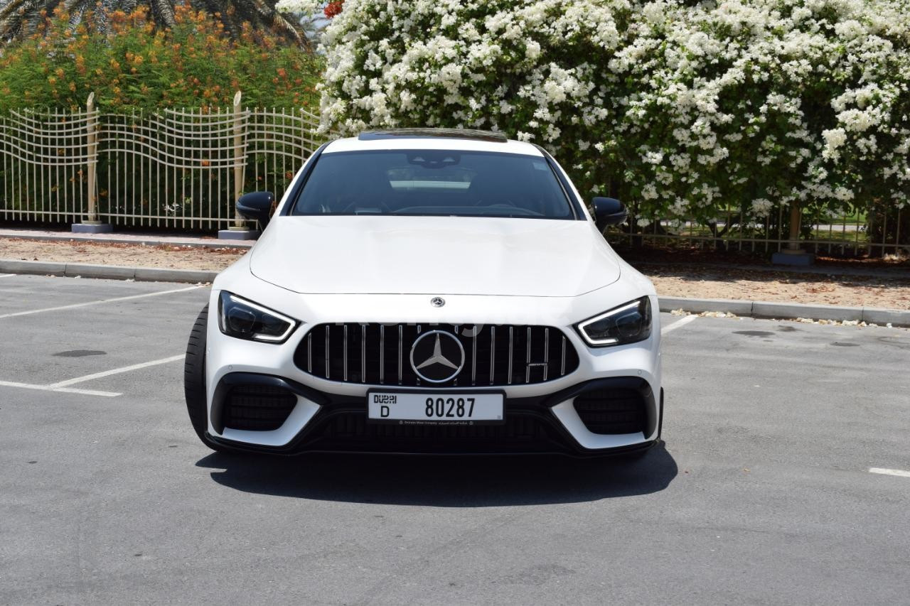 Blanc Mercedes GT 63 S 4MATIC en location à Abu-Dhabi 1