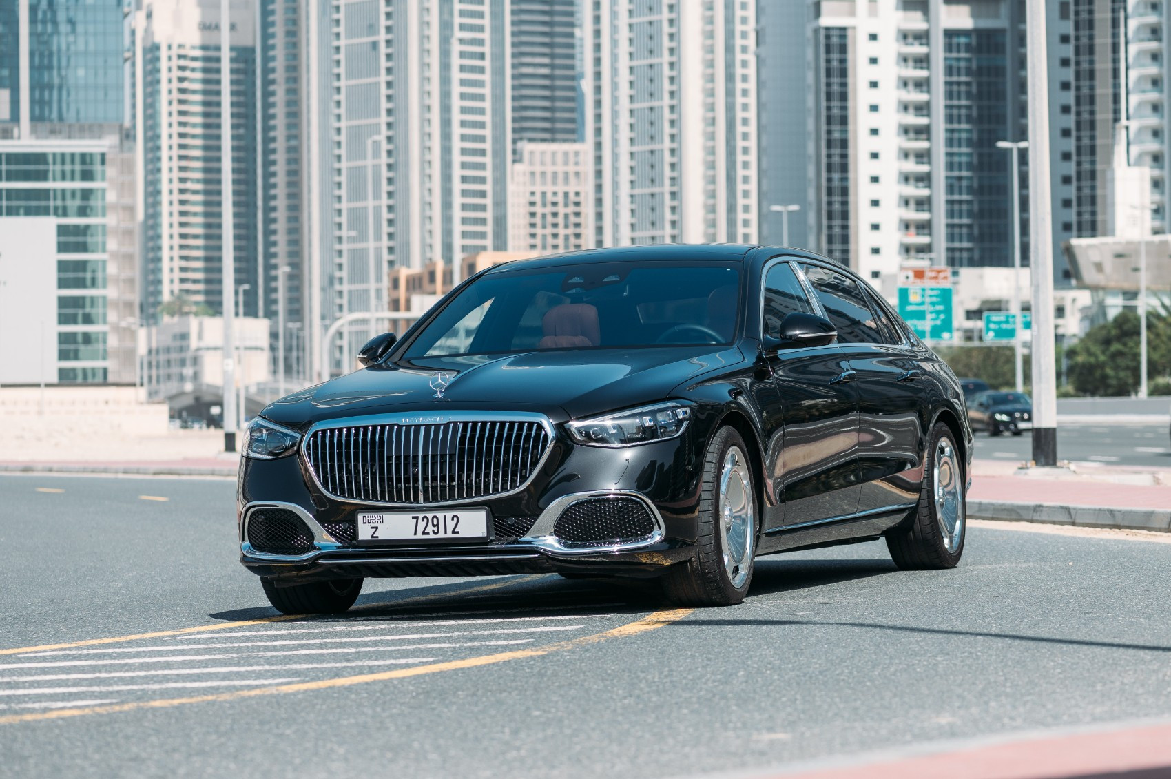 在迪拜租赁黑色 Mercedes Maybach S580 1