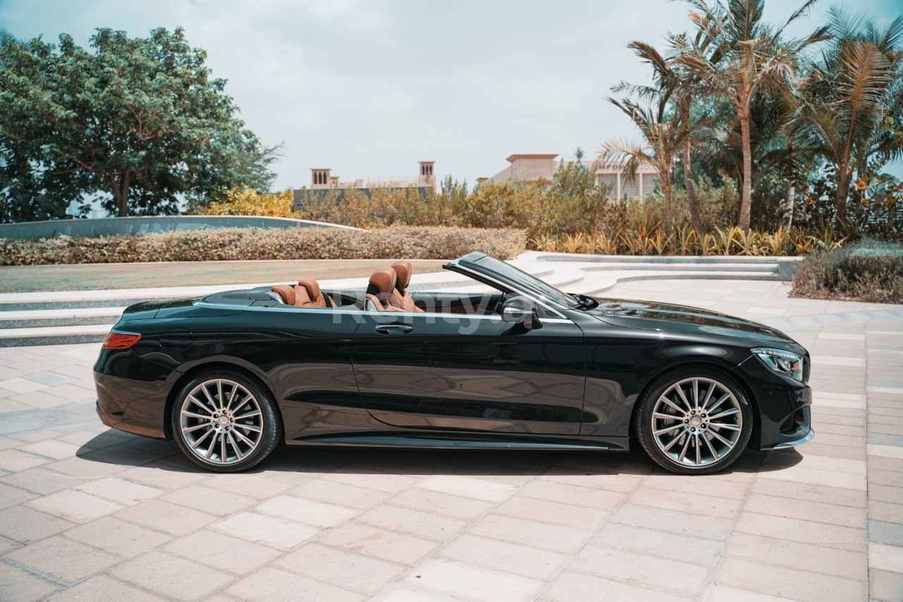 Schwarz Mercedes S 500 Cabrio zur Miete in Abu-Dhabi 3