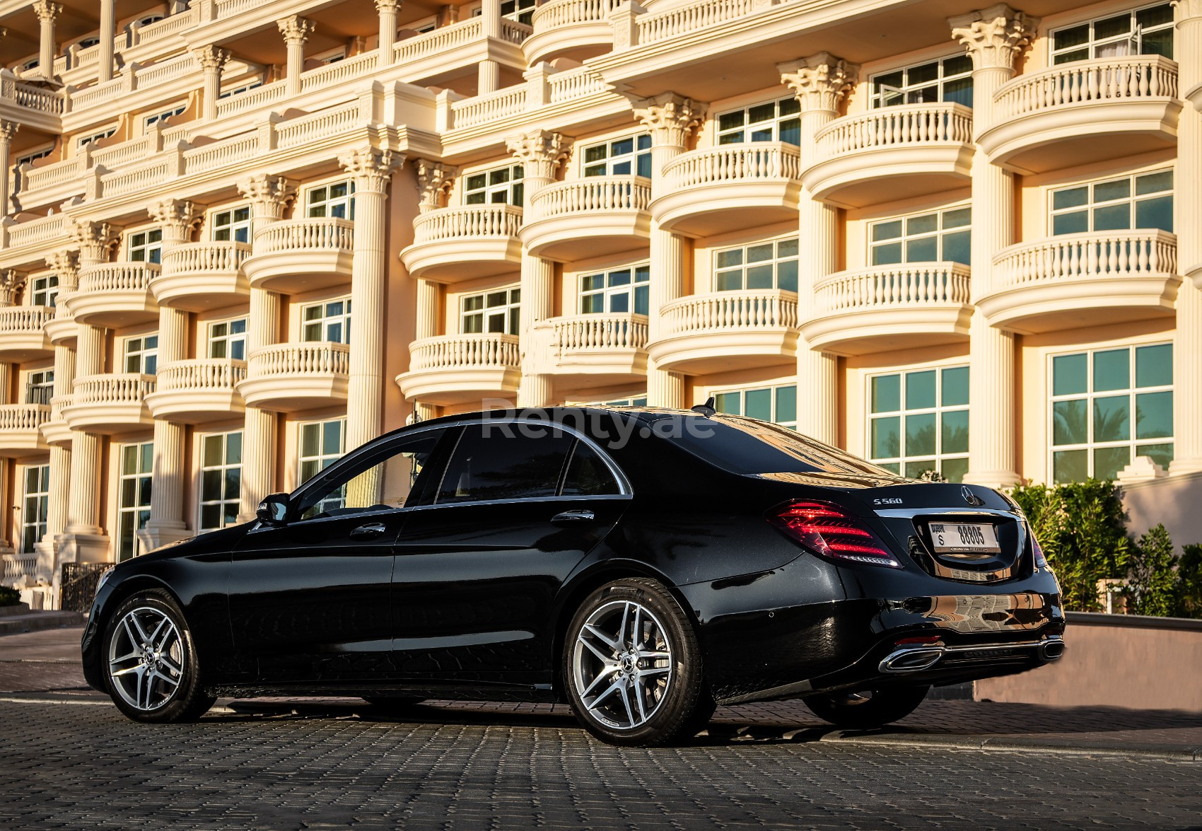 在阿布扎比租赁黑色 Mercedes S 560 4matic 1