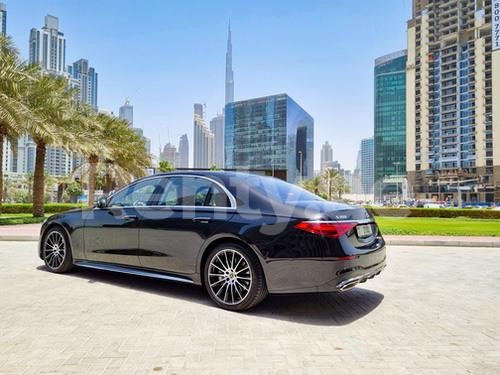 Black Mercedes S500 for rent in Dubai 3