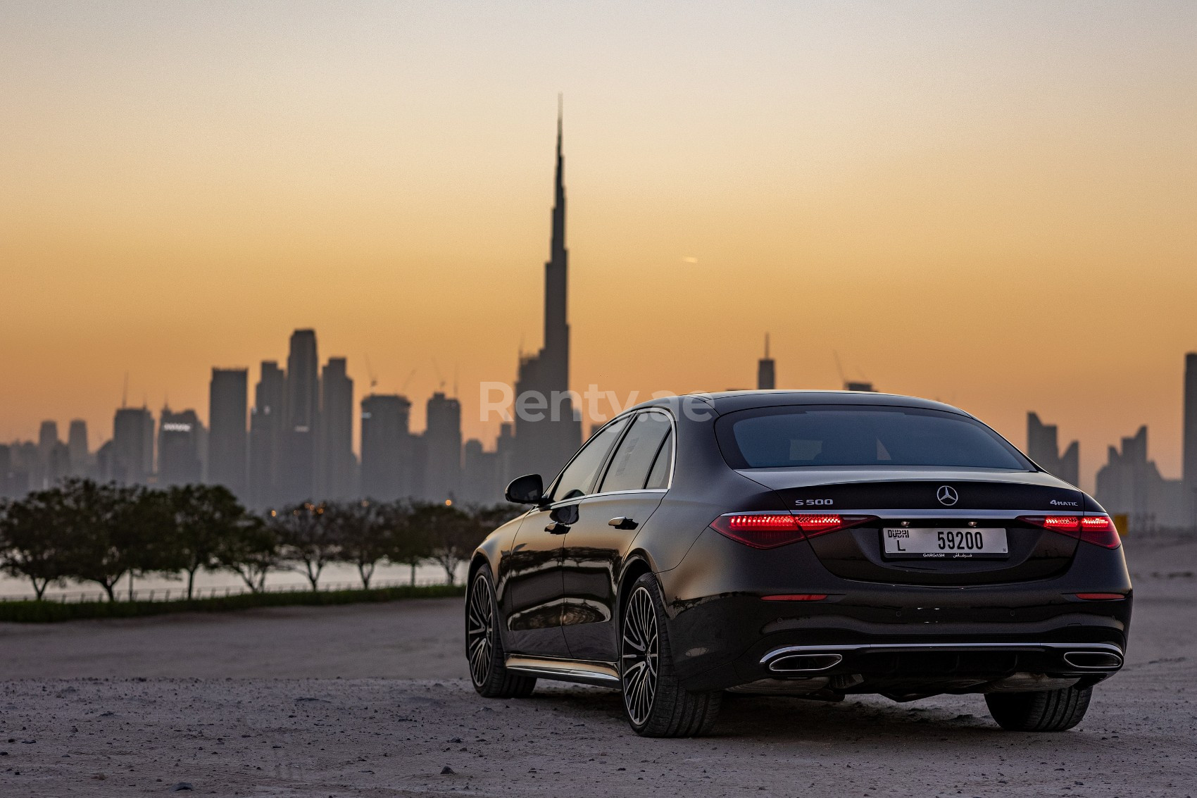 Noir Mercedes S500 2022 en location à Dubai 1