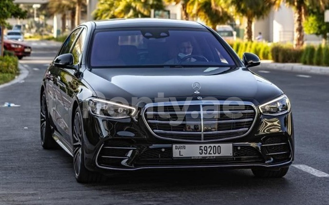 Negro Mercedes S500 2022 en alquiler en Sharjah