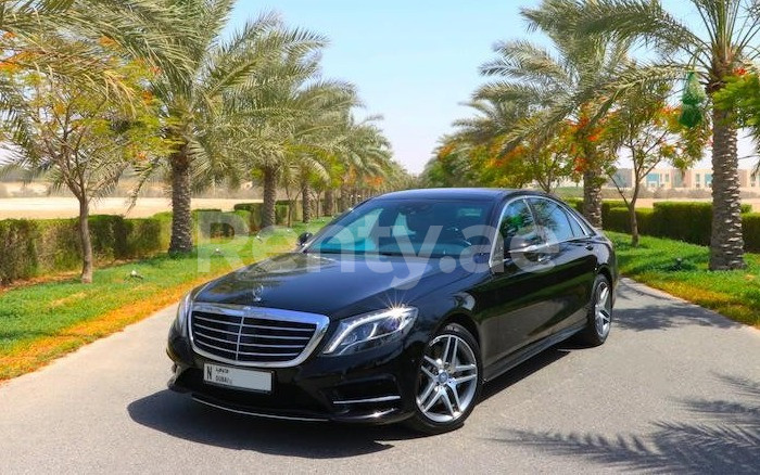 Noir Mercedes S Class en location à Sharjah