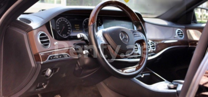 Negro Mercedes S Class en alquiler en Dubai 1