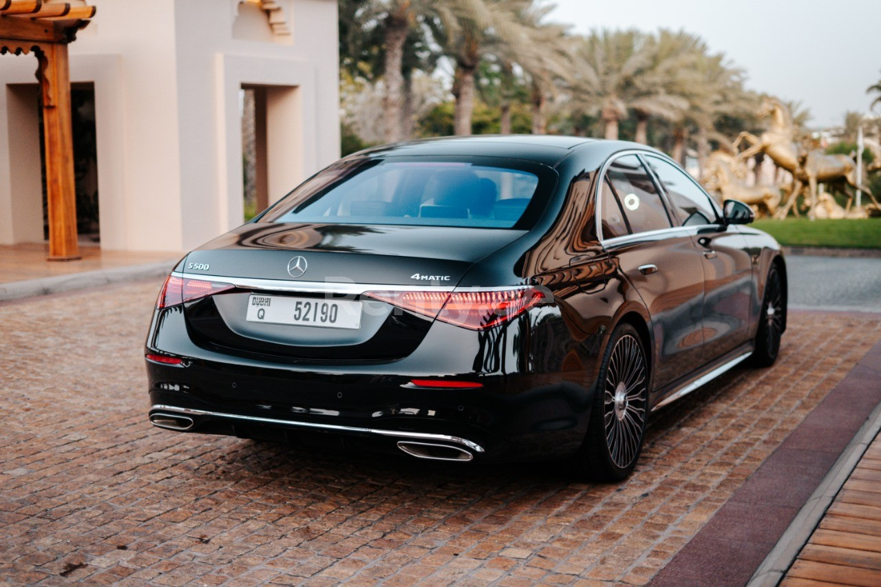 Schwarz Mercedes S500 Class zur Miete in Abu-Dhabi 0