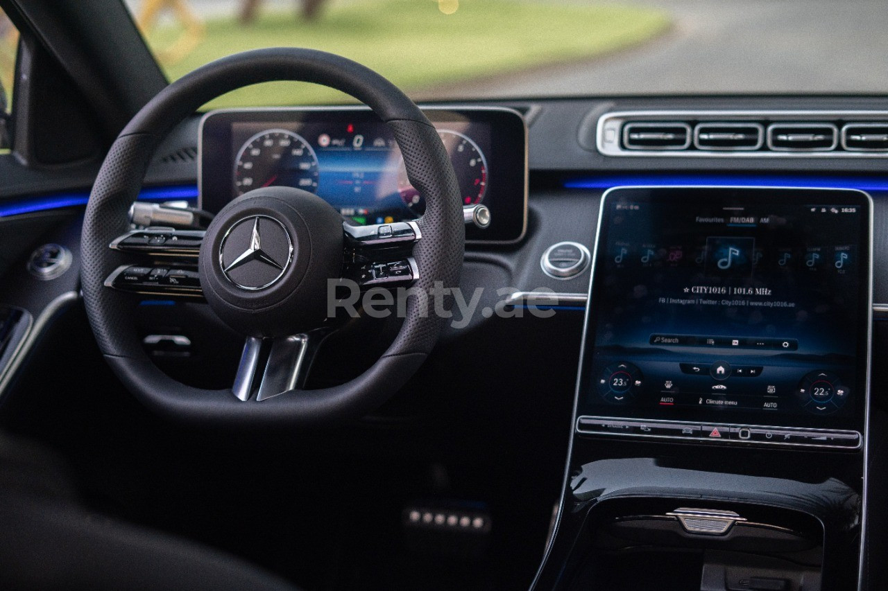 Noir Mercedes S500 Class en location à Sharjah 1