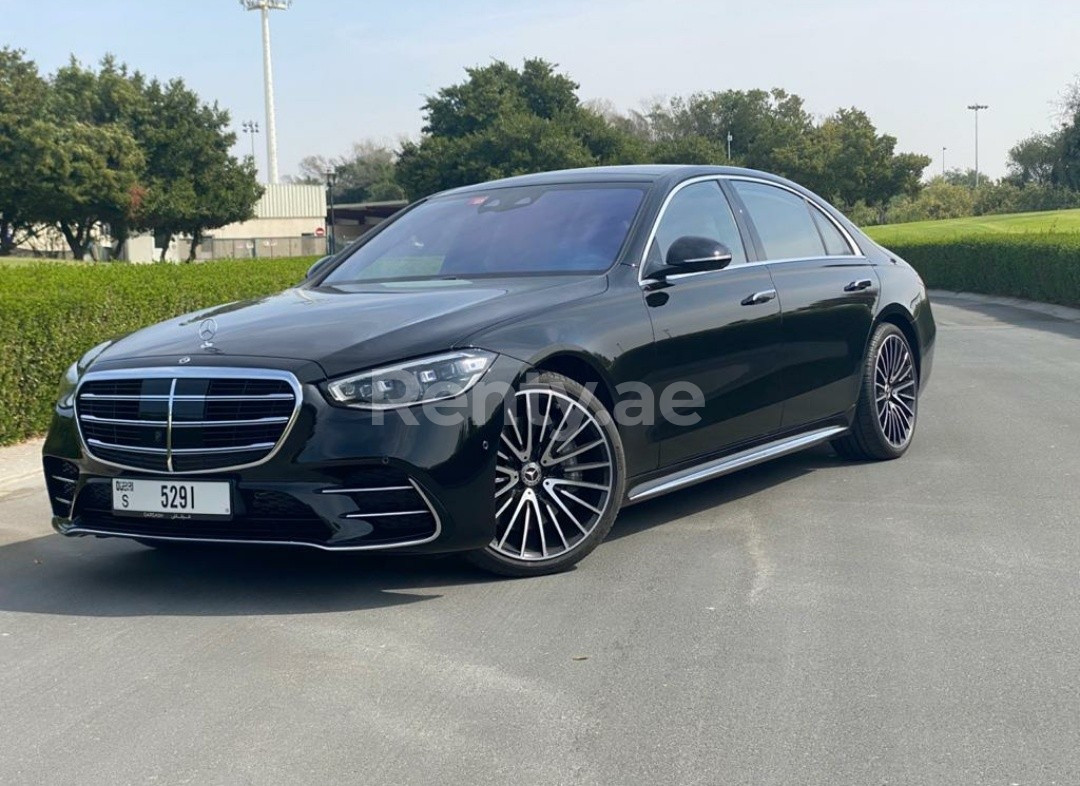 Negro Mercedes S Class(223) en alquiler en Sharjah 1