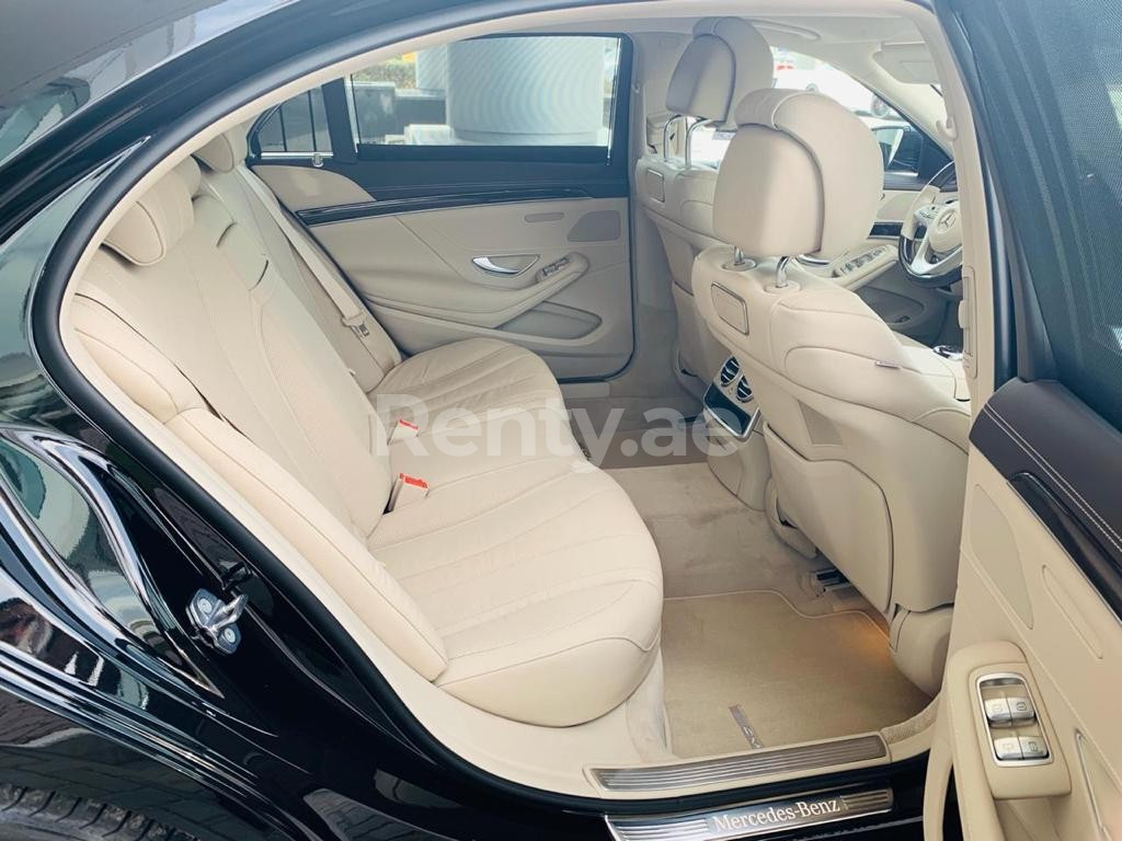 أسود Mercedes S Class للإيجار في أبو ظبي 0