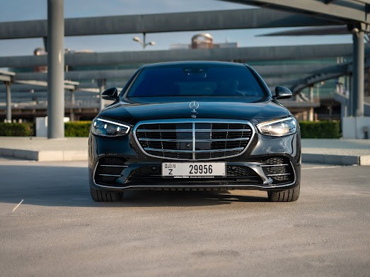 Noir Mercedes S500 en location à Abu-Dhabi 0