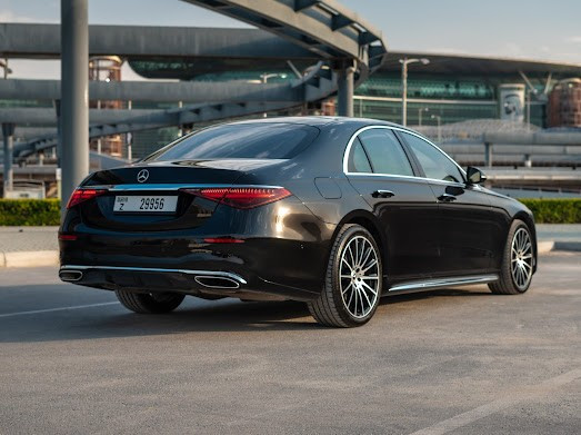 Negro Mercedes S500 en alquiler en Abu-Dhabi 2