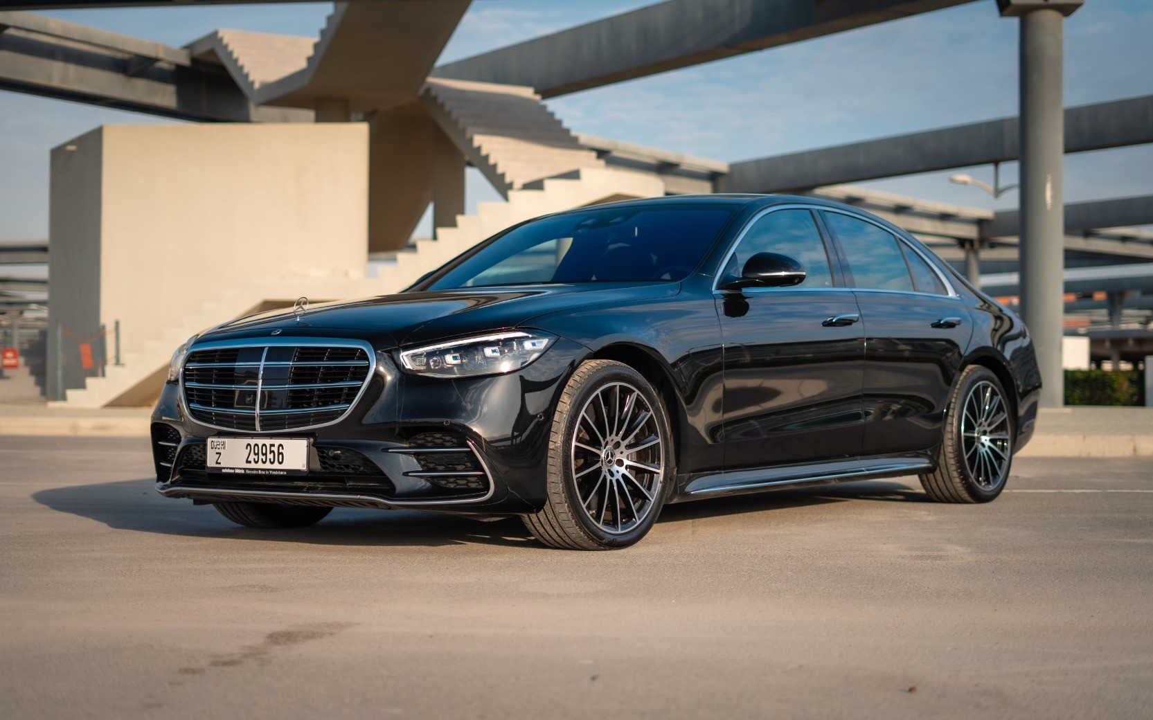 Negro Mercedes S500 en alquiler en Sharjah