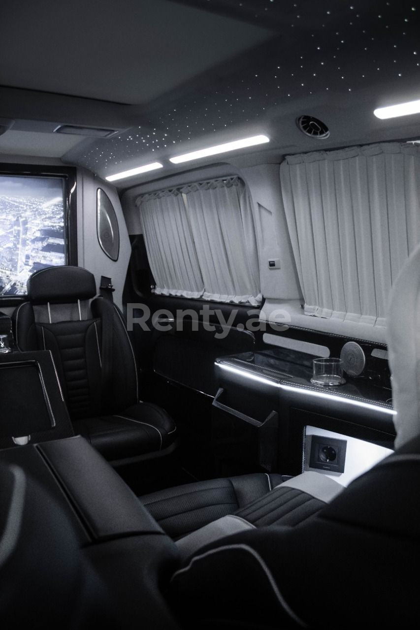 Negro Mercedes Vito VIP Maybach en alquiler en Dubai 1