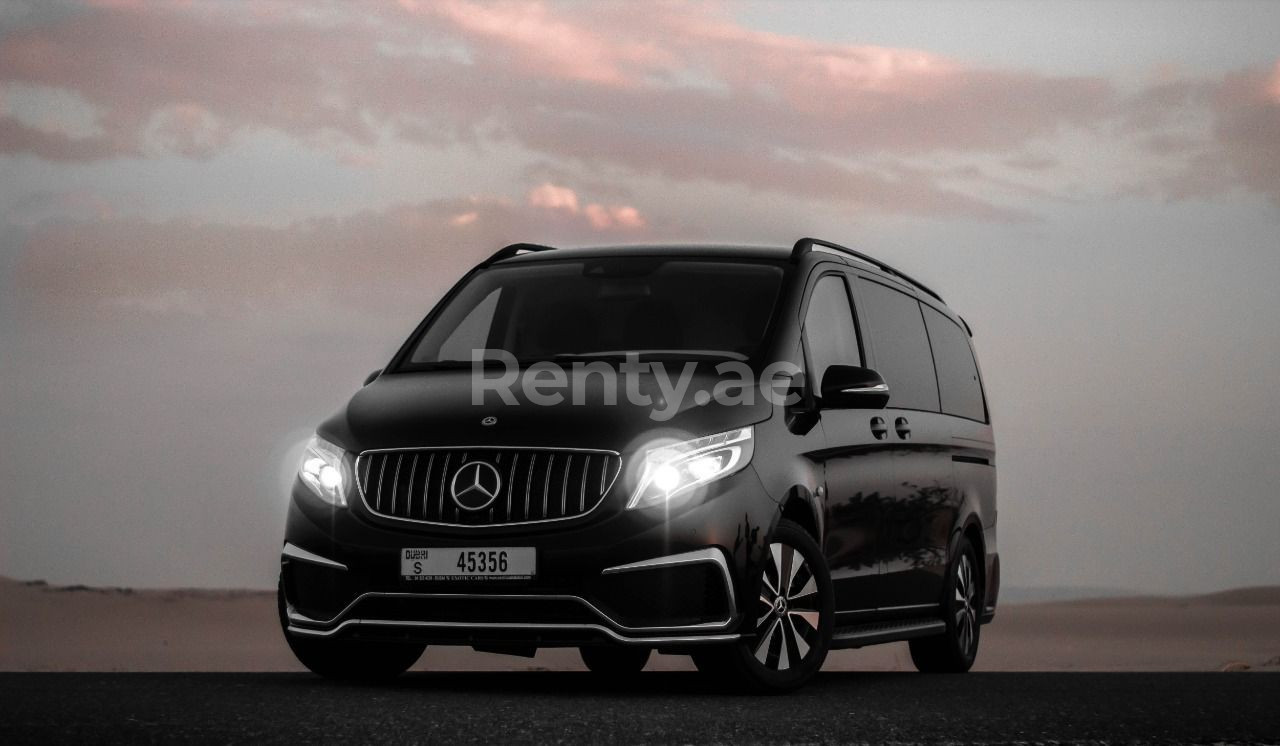 Noir Mercedes Vito VIP Maybach en location à Dubai 2