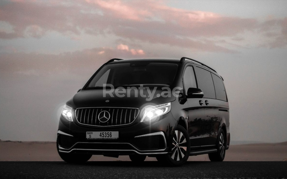 أسود Mercedes Vito VIP Maybach للإيجار في دبي