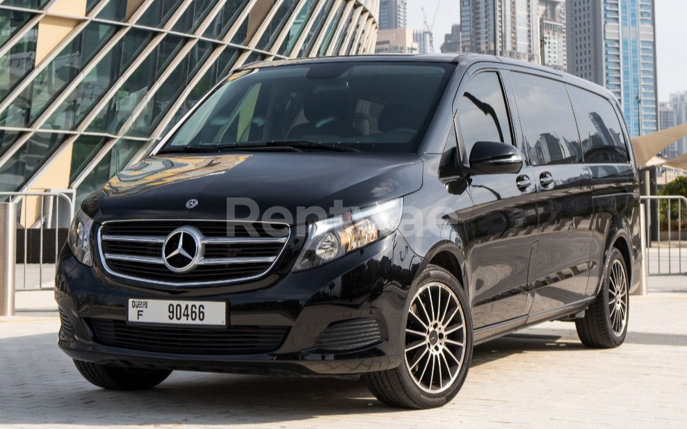 أسود Mercedes V Class للإيجار في أبو ظبي