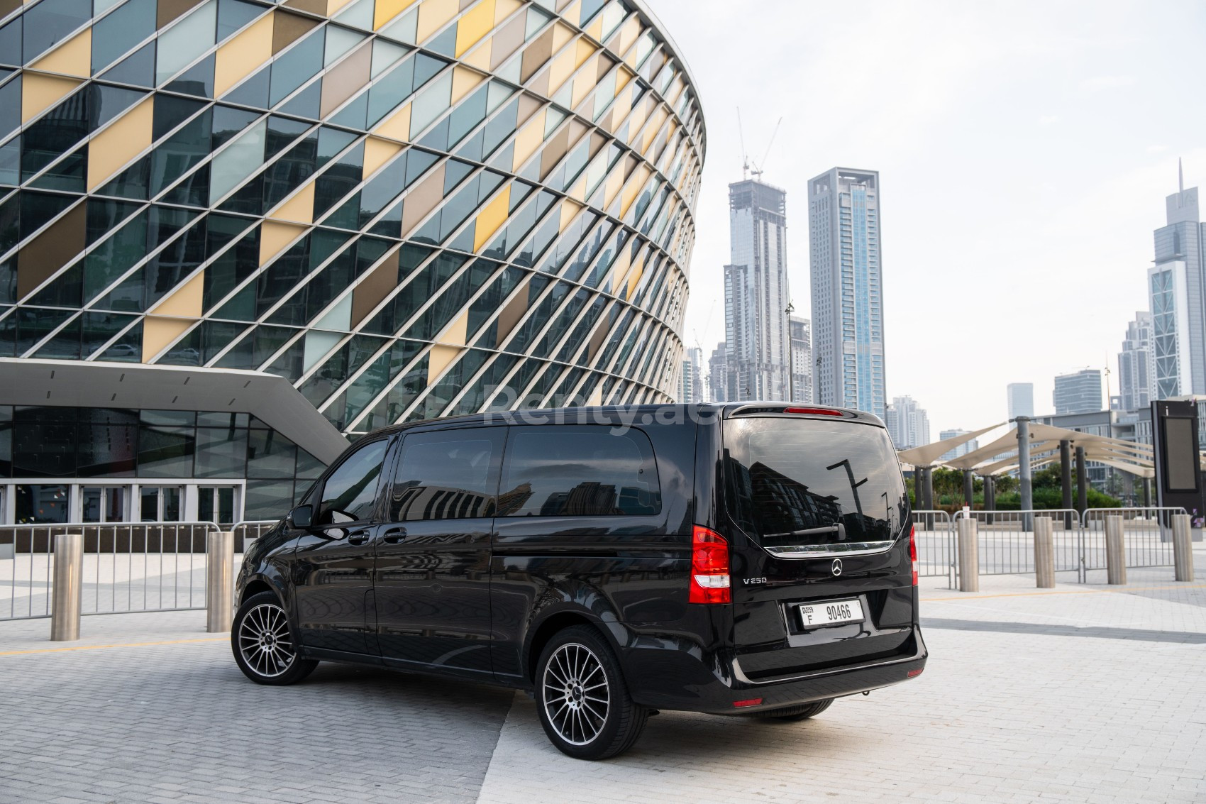 Negro Mercedes V Class en alquiler en Abu-Dhabi 5