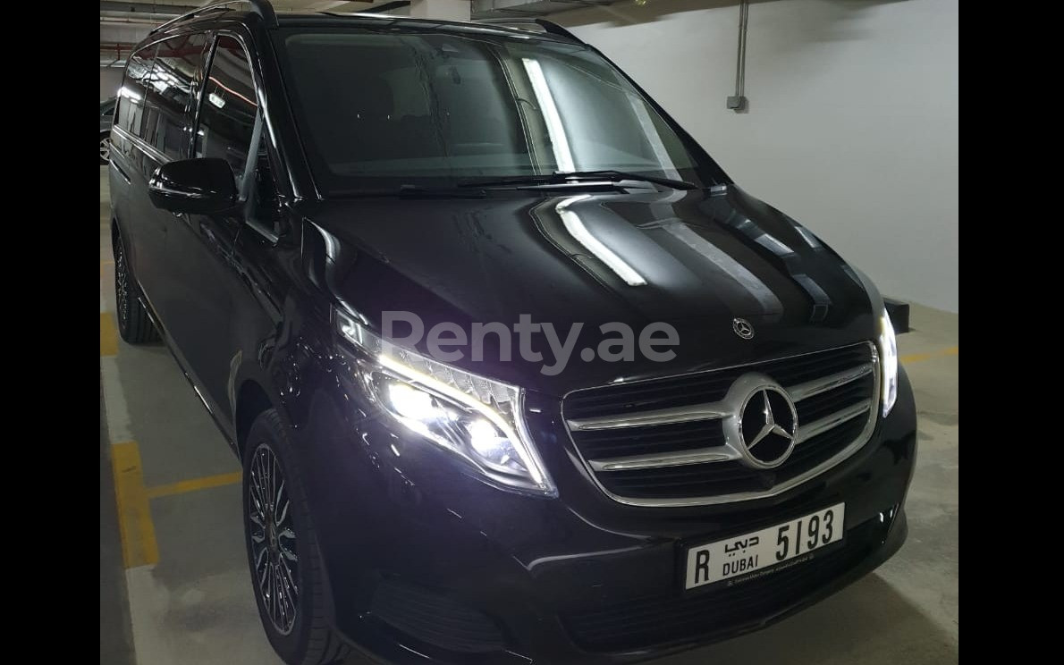 أسود Mercedes V250 للإيجار في الشارقة