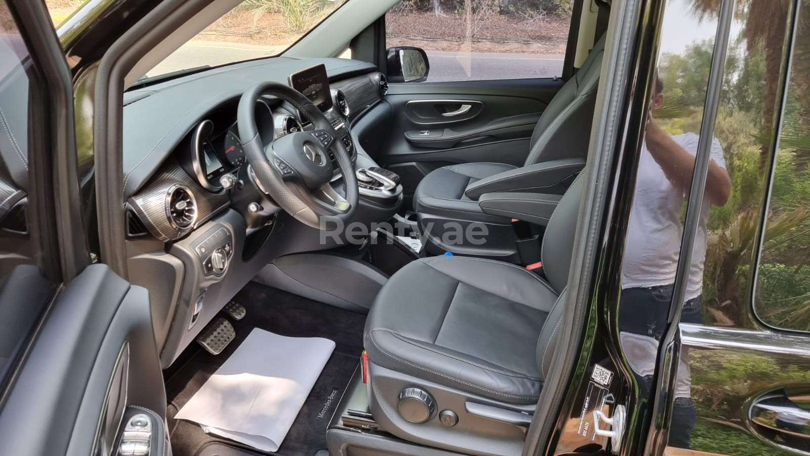 Schwarz Mercedes V250 full option zur Miete in Dubai 0