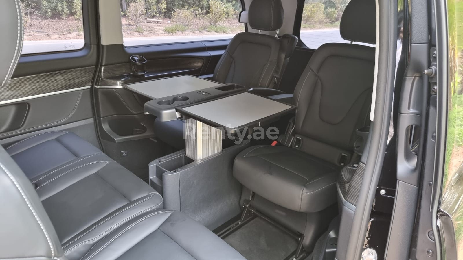 أسود Mercedes V250 full option للإيجار في الشارقة 3