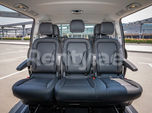 在阿布扎比租赁黑色 Mercedes V250 5