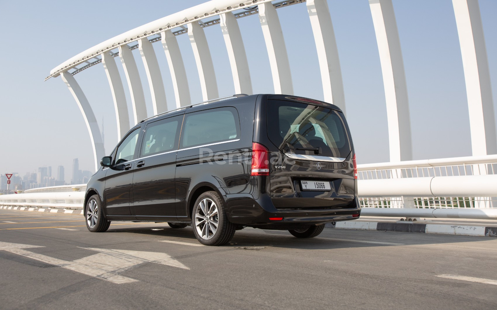 Negro Mercedes V250 en alquiler en Sharjah 2