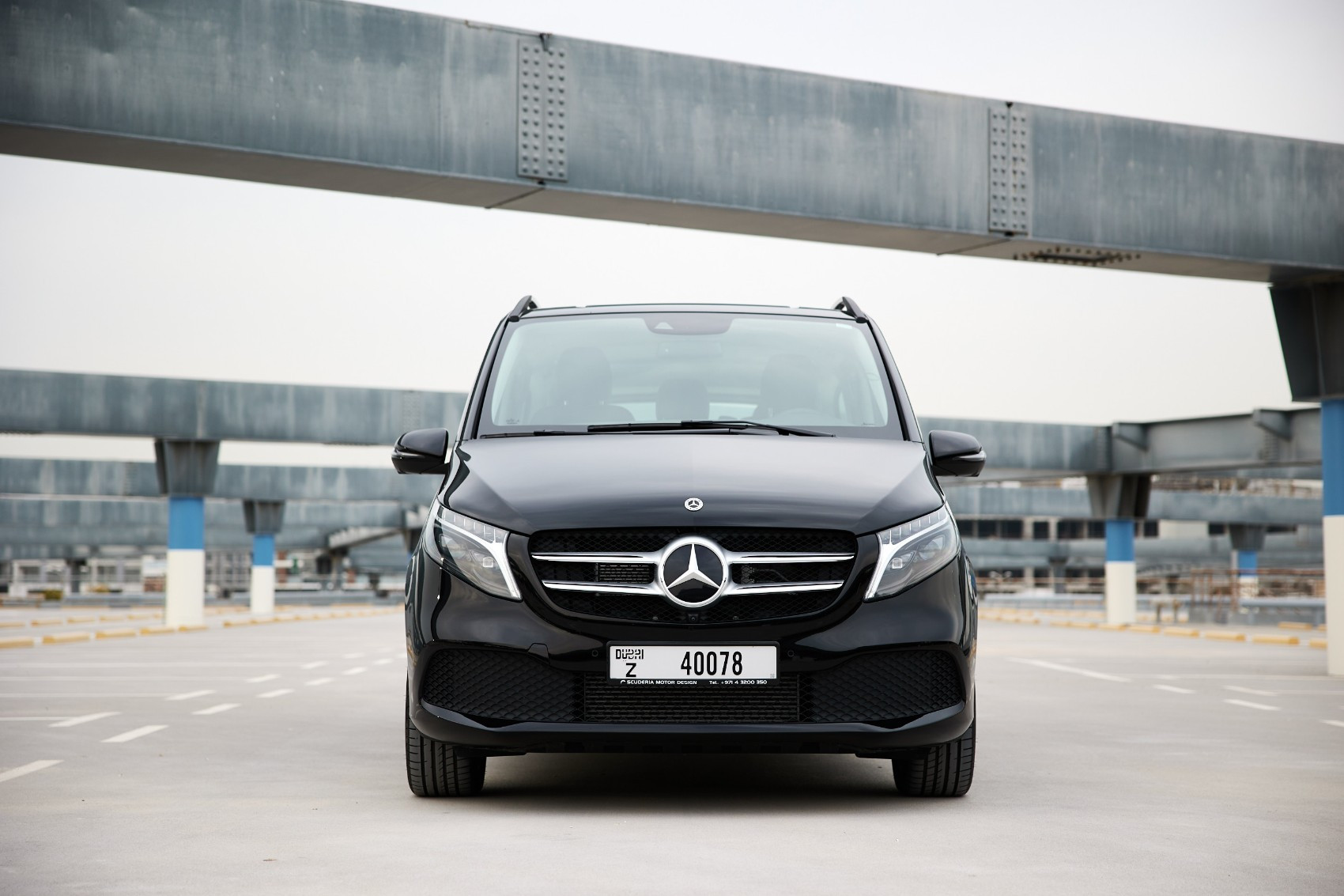 Negro Mercedes V250 en alquiler en Dubai 0